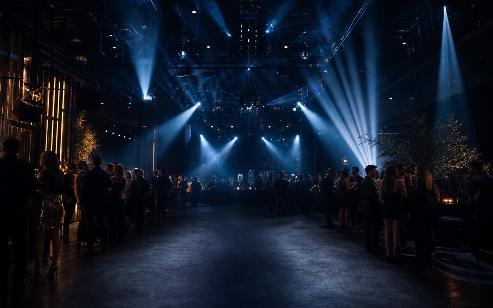 Eventhalle bei Nacht mit blauen Lichtkegeln und Gästen